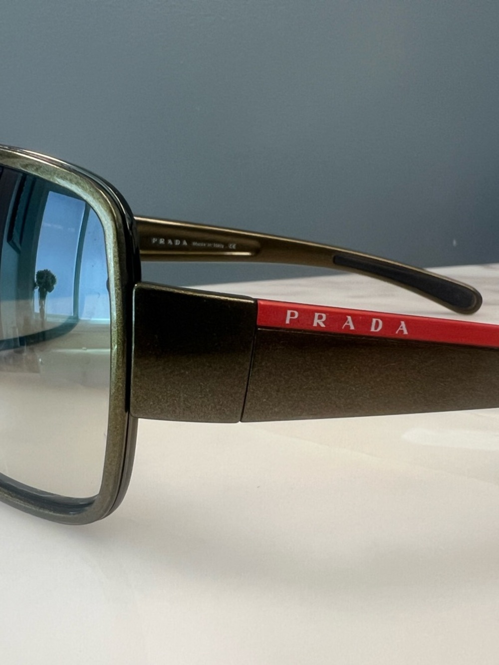 PRADA
PRADA SPS 55G
Green Khaki
Shield Mask
Sunglasses
Vintage - Picture 8 of 12